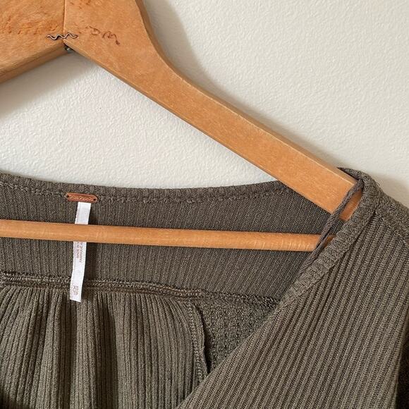 FREE PEOPLE Leo Henley Knit Long-Sleeve Army Green Size XS - Picture 3 of 7